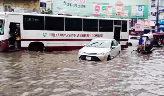 খুলনায় মুষলধারে বৃষ্টিপাতে জলাবদ্ধতা