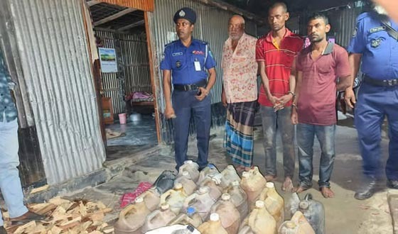বোনারপাড়ায় সেনাবাহিনীর অভিযানে ২৪০ লিটার মদসহ আটক ৩