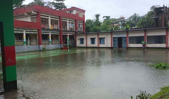 বাউফলে বিরামহীন বৃষ্টিতে দূর্ভোগ
