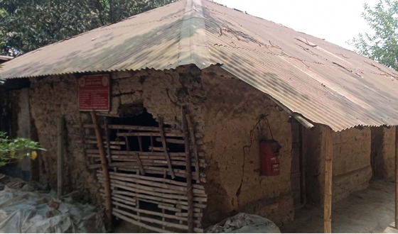 চিরিরবন্দরের ঘন্টাঘর পোস্ট অফিসটির বেহাল দশা