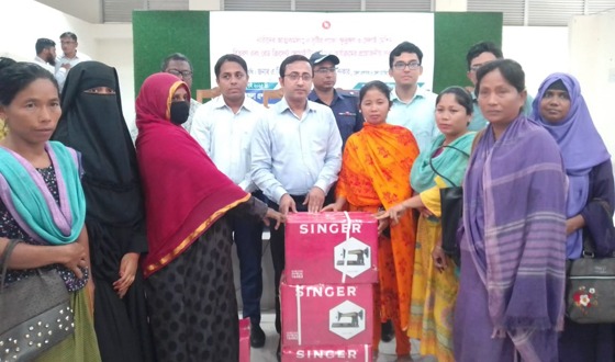 লক্ষ্ণীছড়িতে গাছের চারা ও সেলাই মেশিণ বিতরণ