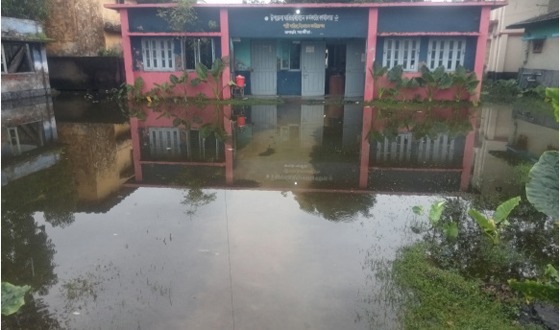আশাশুনি দারিদ্র বিমোচন কার্যালয় ও ৩ অফিস পানির সাথে যুদ্ধ করে চলছে