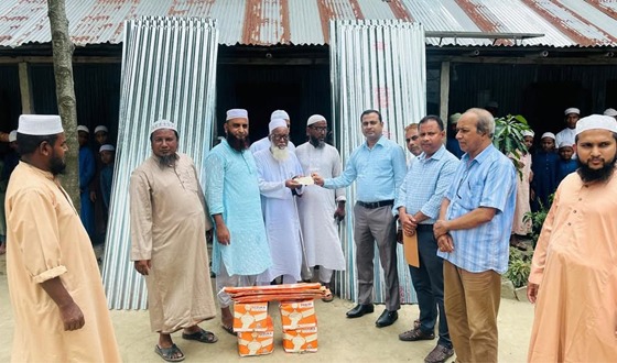 রাজারহাটে ক্বওমি মাদ্রাসায় ঢেউটিন ও টাকা বিতরণ