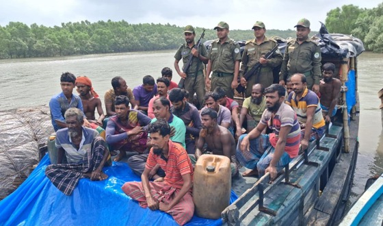 দুবলারচরে অবৈধভাবে মাছ ধরার ৩ ট্রলারসহ আটক ২৭