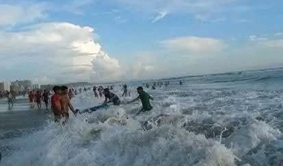 কক্সবাজার সমুদ্র সৈকতে মৃত্যুর মিছিল