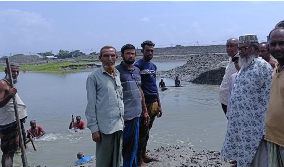 আশাশুনির বেতনা নদীর চাপড়া ও নওয়াপাড়ায় বাঁধ কেটে পানি নিস্কাশন