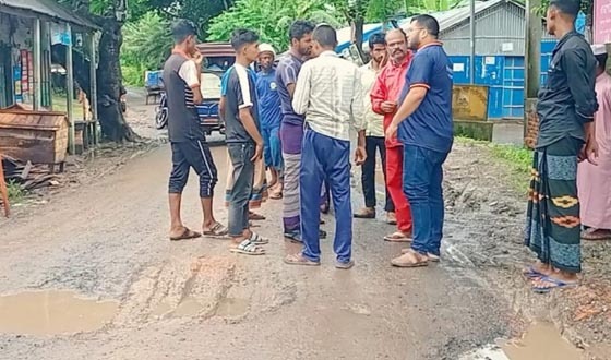 আশাশুনির ফুলতলা কার্লভাট দেবে গিয়ে শতাধিক ঘরবাড়ি প্লাবিত