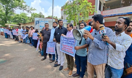পাথরঘাটায় স্বাস্থ্য কমপ্লেক্সে চিকিৎসকের দাবিতে মানববন্ধন
