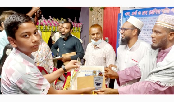 গোমস্তাপুরে কৃতি শিক্ষার্থীদের সংবর্ধনা