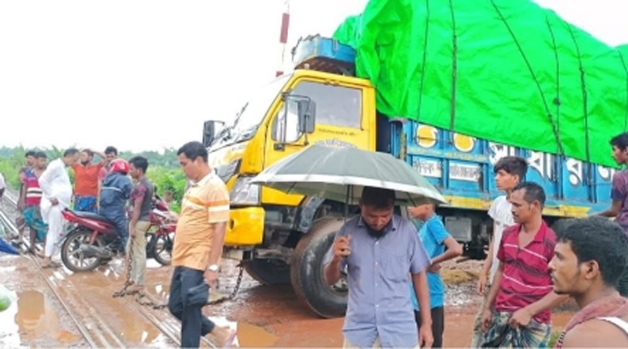 কালিয়াকৈরে ট্রেন লাইনে ট্রাক বিকল:  ৩ ঘণ্টা পর ট্রেন চলাচল স্বাভাবিক