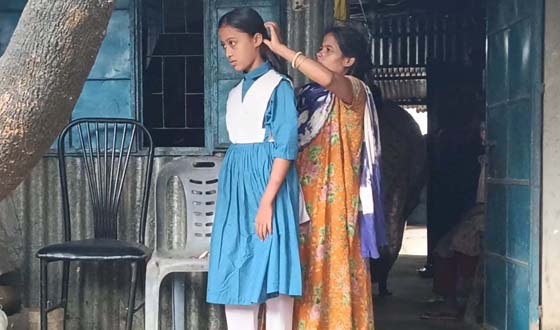 মেয়ের পড়াশোনার খরচ চালাতে রাজমিস্ত্রীর সহকারি ’মা’
