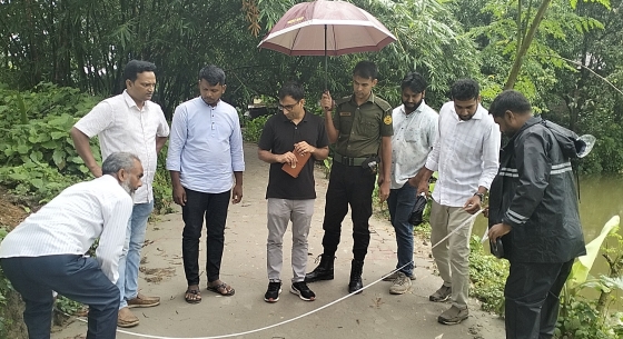 বাগমারার তাহেরপুর পৌরসভায় রাস্তার কাজ পরিদর্শনে পৌর  প্রশাসক