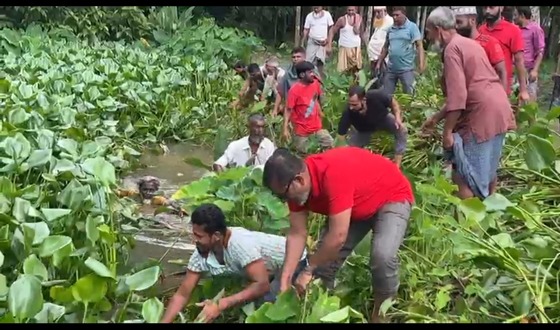 বাউফলে সেচ্ছাশ্রমে খাল অবমুক্ত করছে কৃষকরা