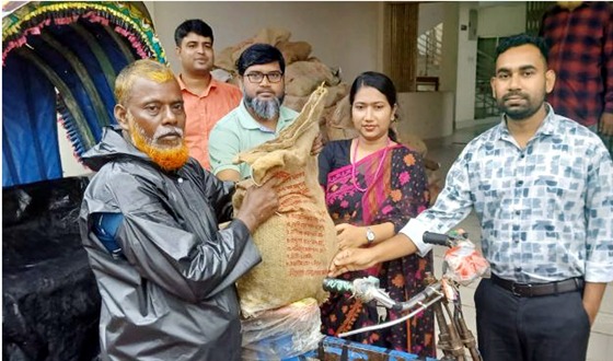 চরভদ্রাসনে ভ্যান-রিক্সা চালকদের ত্রাণ বিতরন