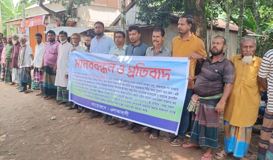 সরকারি জব্দকৃত বালু বিক্রির প্রতিবাদে বিশ্বম্ভরপুরে মানববন্ধন