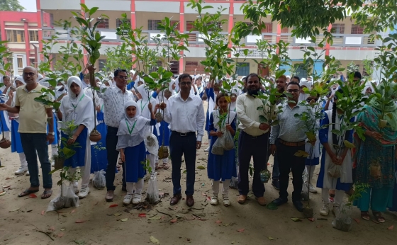 বাগমারায় শিক্ষার্থী মাঝে বৃক্ষের চারা বিতরণ করলেন ইউএনও