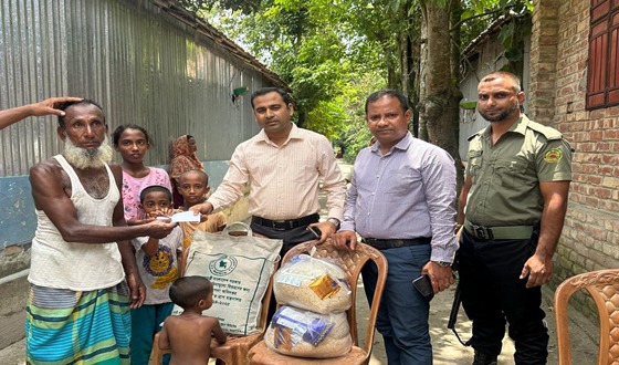 ৫শিশু কন্যার পাশে দাঁড়ালেন রাজারহাট ইউএনও