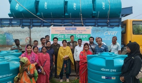 আশাশুনিতে বৃষ্টির পানি সংরক্ষণে পানির ট্যাংক বিতরণ