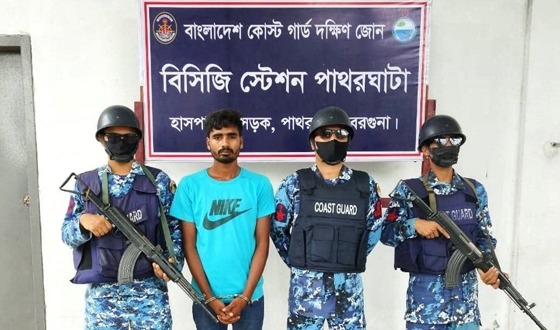 পাথরঘাটায় চাঁদাবাজ আটক
