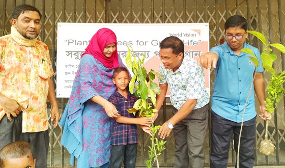 ধামইরহাটে ৬ হাজার ৭৮৪ পরিবারে ফলদ চারা বিতরণ