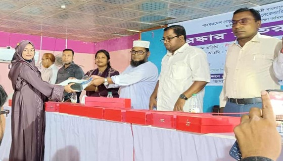 তালায় কৃতি শিক্ষার্থীদের মাঝে পুরষ্কার বিতরণ