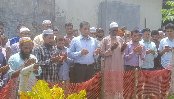 ঝালকাঠিতে ‘এক শহীদ এক বৃক্ষ’ কর্মসূচি ও দেয়ালে গ্রাফিতি অঙ্কন
