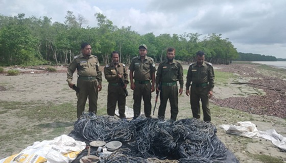 পূর্ব সুন্দরবনের ট্রলারসহ হরিণ ধরার ফাঁদ ও বরফ জব্দ