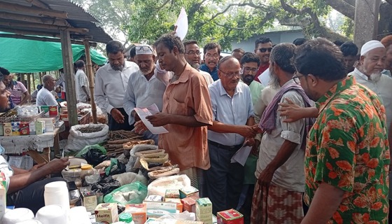 পোরশায় ডাঃ ছালেক চৌধুরীর কতৃক গণসংযোগ ও লিফলেট বিতরণ