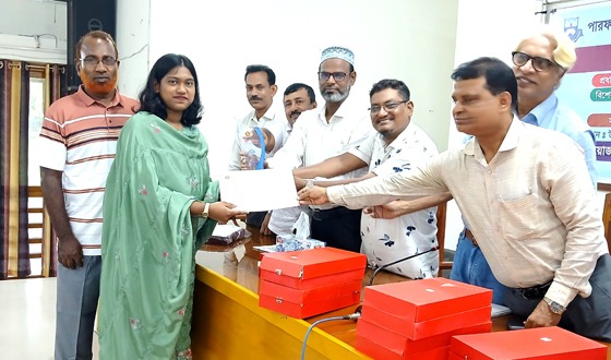 চাটমোহরে মেধাবী শিক্ষার্থীদের পুরস্কার প্রদান