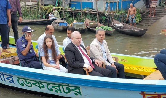 ঝালকাঠির ভাসমান হাট দেখে অভিভূত আলজেরিয়ার রাষ্ট্রদূত