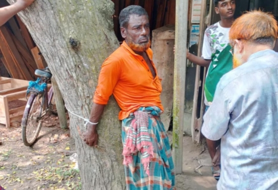 মাছ চোরের অভিযোগে ভ্যানচালককে গাছে বেঁধে নির্যাতন,উদ্ধার করল পুলিশ
