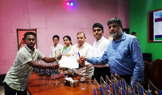কাহারোলে কৃতিশিক্ষার্থীর মাঝে পুরস্কার বিতরণ