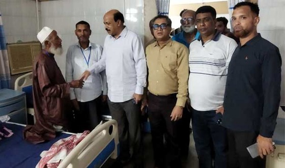 লায়ন চক্ষু হাসপাতালে রোগীদের শয্যাপাশে আসলাম চৌধুরী