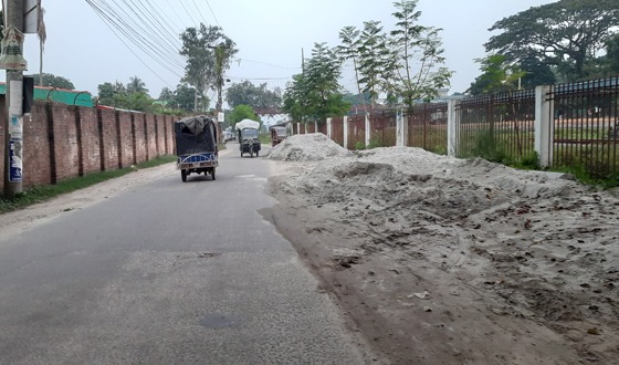 সৈয়দপুরে রাস্তা ঘেষে বালু,পাথর আর খোঁয়ার ব্যবসা, জনদুর্ভোগ চরমে