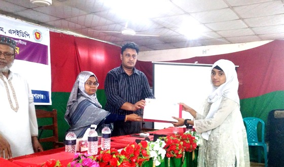 বাজিতপুর উপজেলায় শিক্ষার্থীদের ক্রেস্ট ও সার্টিফিকেট বিতরণ