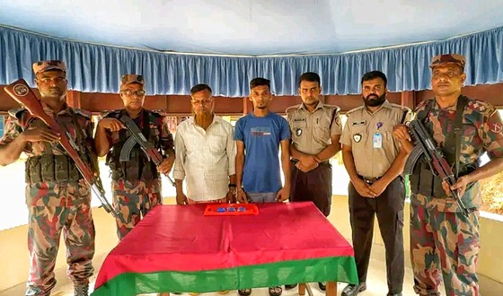 হিলি সীমান্তে ৬'শ পিচ ইয়াবা সহ আটক ২