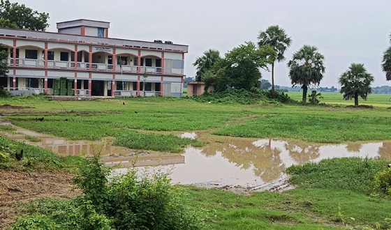 তানোরে পানিতে ডুবে থাকে স্কুল চত্বরের মাঠ