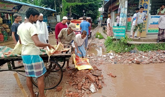 হাটহাজারীতে জামায়াতের উদ্যোগে রাস্তা সংস্কার