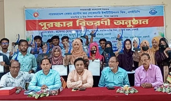 দুর্গাপুরে মেধাবী শিক্ষার্থীদের মাঝে পুরস্কার বিতরণ