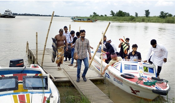 চরভদ্রাসনে চরম ঝুঁকি নিয়ে পদ্মা নদী পারাপার
