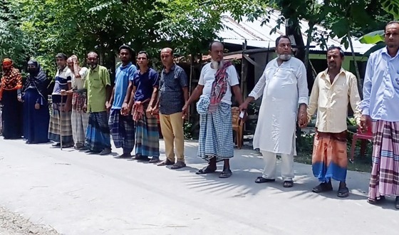 মোরেলগঞ্জের খাউলিযায় একটি চক্রের অত্যাচারে অতিষ্ট গ্রামবাসী