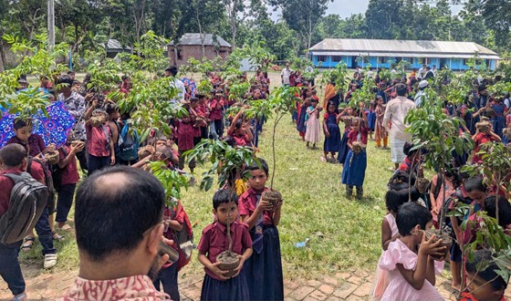 মধুখালীতে এক হাজার শিক্ষার্থীদের মাঝে ফলজ বৃক্ষের চারা বিতরণ