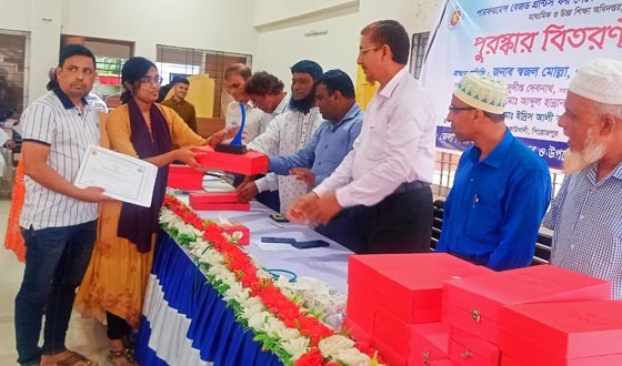 কাউখালীতে সর্বোচ্চ নম্বর প্রাপ্ত শিক্ষার্থীদের মাঝে সনদ ও ক্রেস্ট বিতরণ