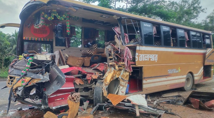 মিরসরাইয়ে কাভার্ডভ্যানের পেছনে যাত্রীবাহী বাসের ধাক্কা, আহত ৪