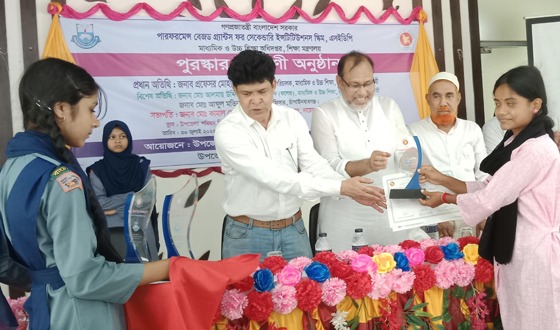 নাচোলে কৃতি শিক্ষার্থীদের মাঝে পুরস্কার বিতরণ