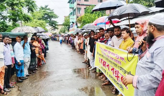 পাইকগাছায় খাল উন্মুক্তের দাবিতে মানববন্ধন