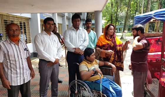 হিলিতে ৫ জন প্রতিবন্ধী পেল হুইল চেয়ার