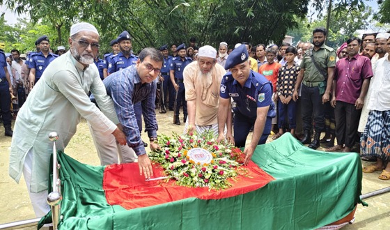 রাষ্ট্রীয় মর্যাদায় বীরমুক্তিযোদ্ধা তাইজুদ্দিনের দাফন সম্পন্ন