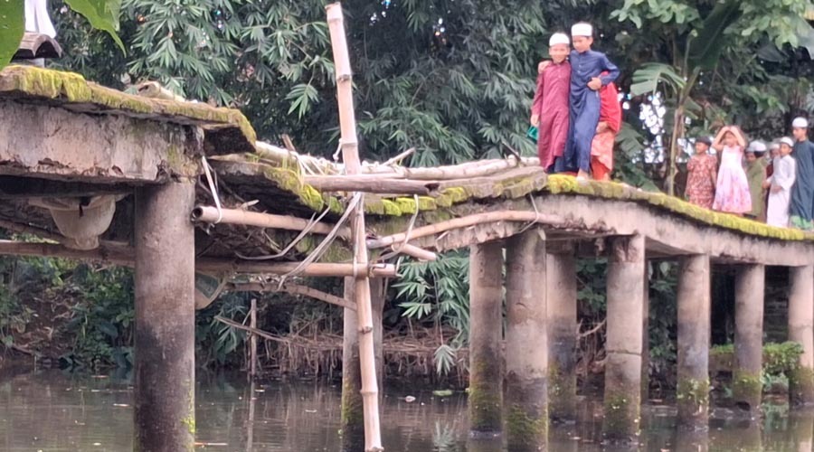 জরাজীর্ণ সেতু: ঝুঁকি নিয়েই যাতায়াত করছেন দুই ইউনিয়নের মানুষ