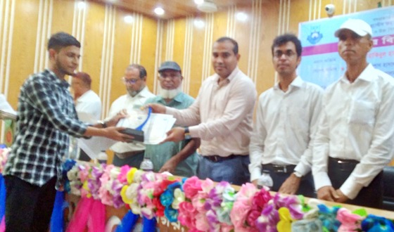 রাণীনগরে সেরা শিক্ষার্থীদের মাঝে পুরস্কার বিতরণ